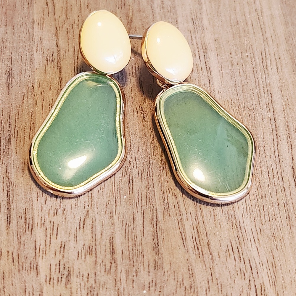 Green and Yellow Resin Organic Shape Drop Earrings Gold Tone Post Back 1.5" - Picture 3 of 6